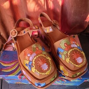 FARM RIO Antwerp Closed Toe Floral Embroidered Platform Sandals